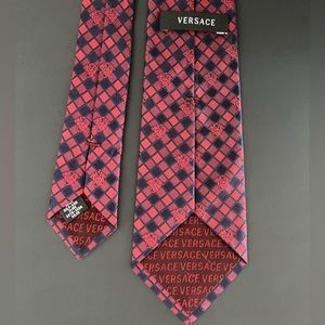 Preowned Versace Mens silk tie Great condition.